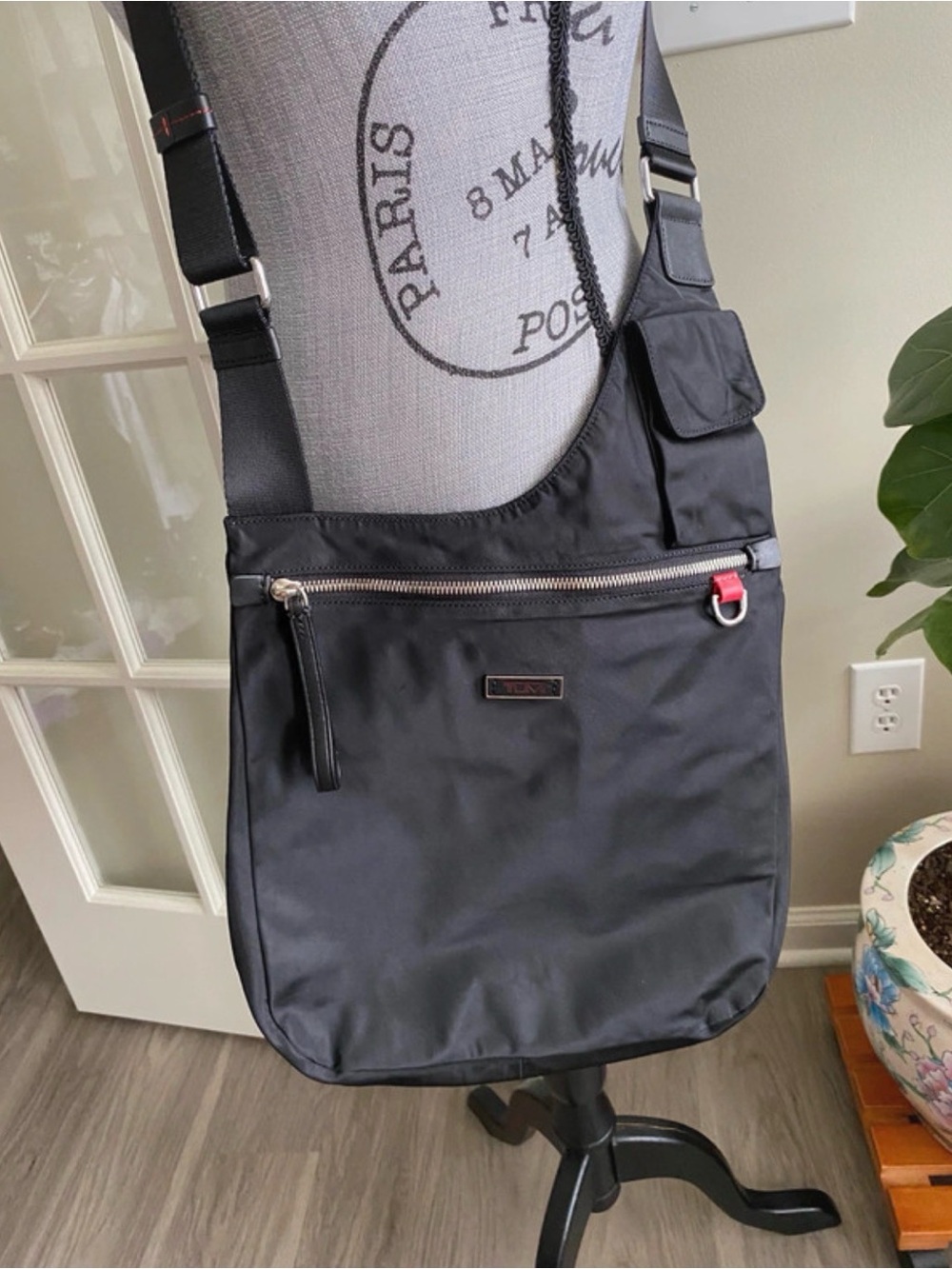 EUC tumi Sumatra voyager black nylon crossbody sling bag - Picture 2 of 6